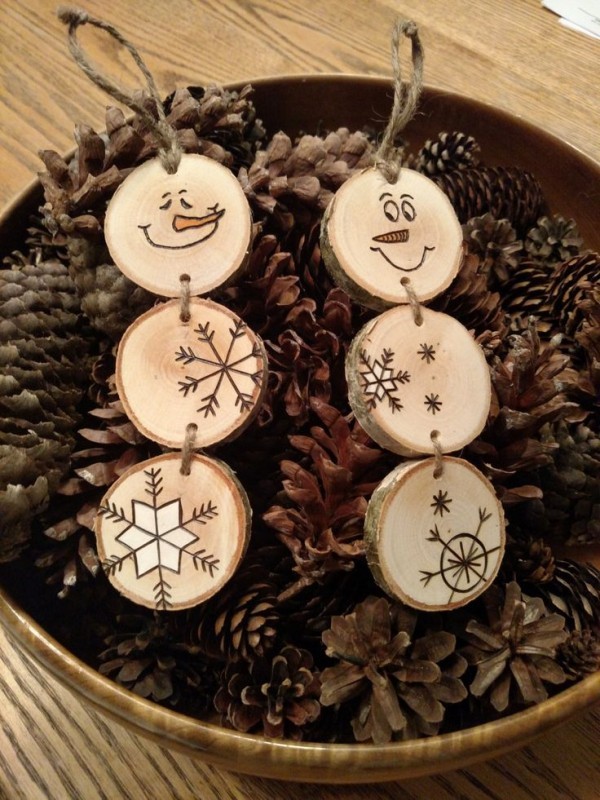 zdobení dřevěnými kotouči sami uděláte sněhuláky jako vánoční ozdoby