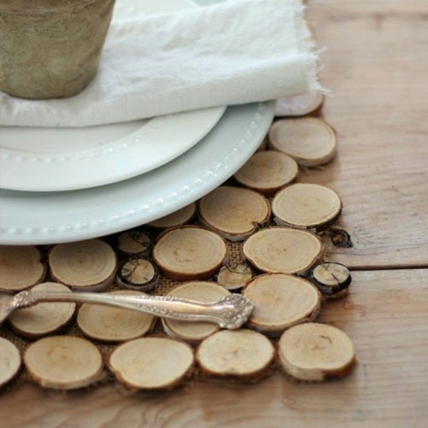 与木制圆盘装饰使自己的餐桌装饰和杯垫
