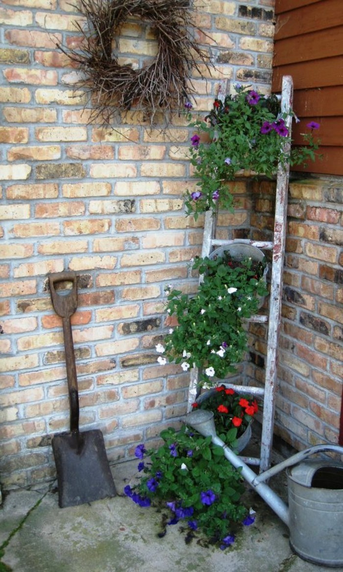 Deco zelf maken voor de tuin ongebruikelijke bloemen trap