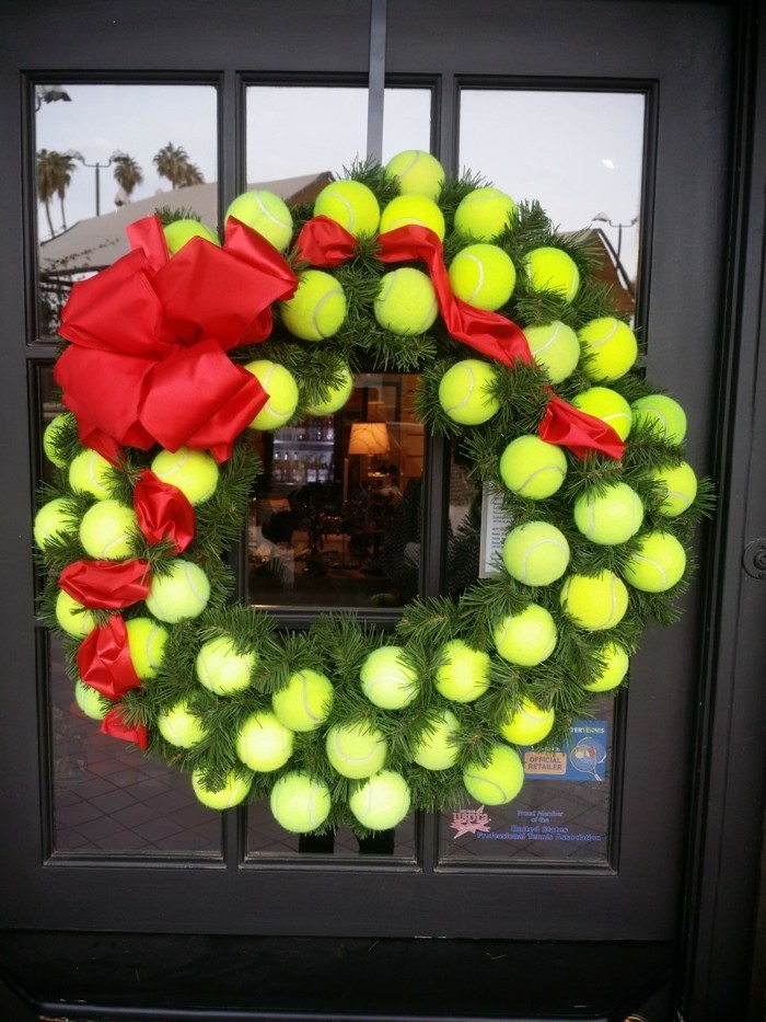 Faites votre propre déco pour Noël à partir de balles de tennis