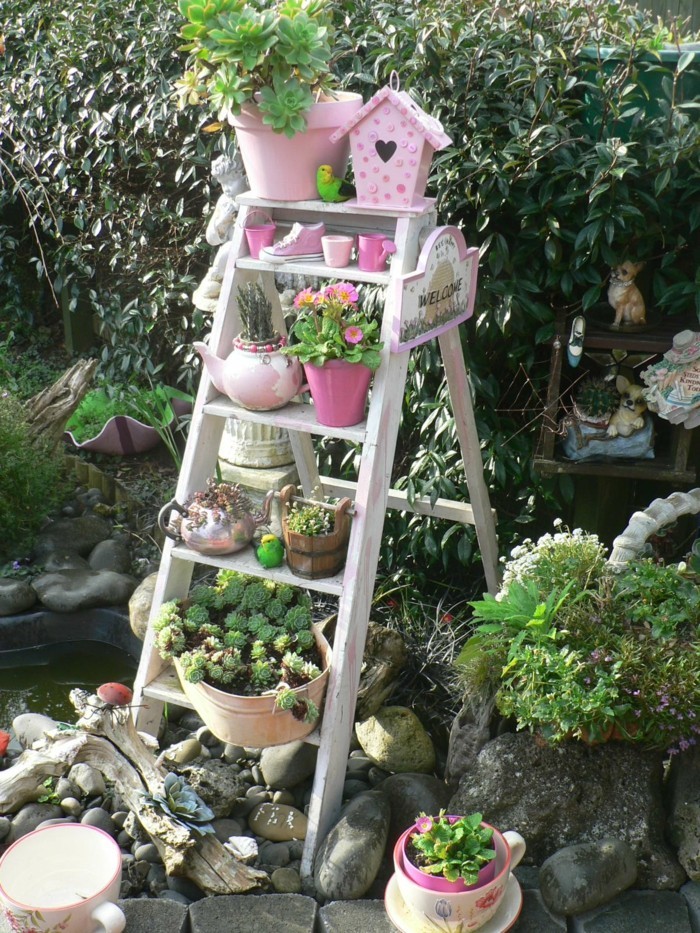 Dekko zelf maakt bloempotten in de tuin en deco op de oude ladder