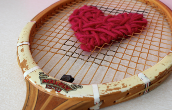 德科自己制作网球拍和缝纫结合