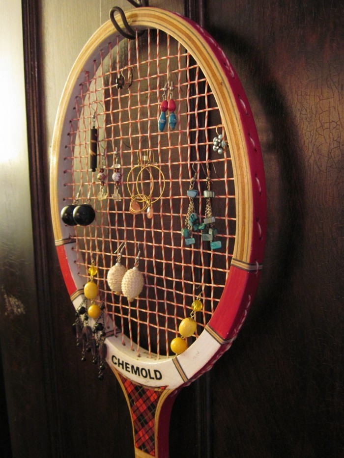Faites vous-même le décor et utilisez des raquettes de tennis pour ranger vos bijoux