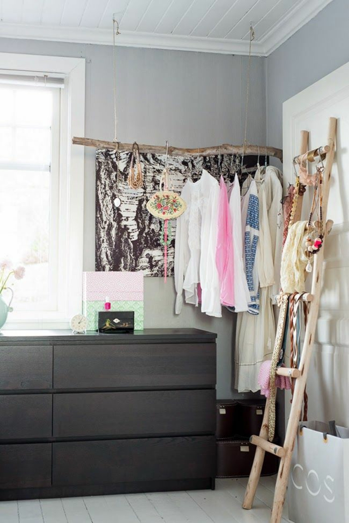 Deco ideeën DIY oude voorwerpen houten ladder kledingkast woonkamer gang