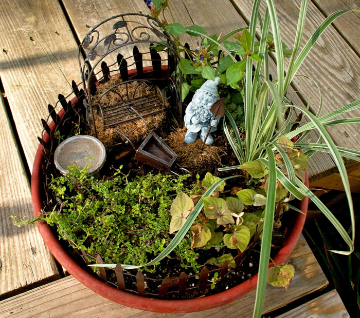 déco idées mini jardin design gnome plantes