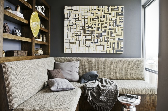 deco olohuone seinämaalaus sohva harmaa seinä avoimet hyllyt