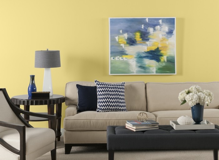 أفكار ديكو غرفة المعيشة جدارية الجدار الأصفر الطلاء البيج الأثاث