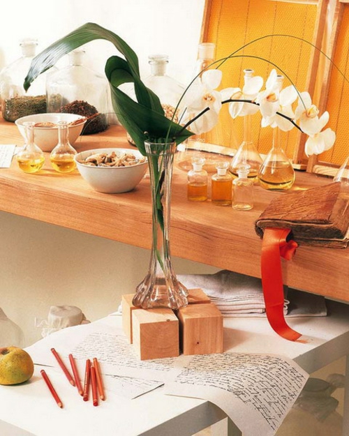 декорация с орхидеи дървени рафтове кухня подправки