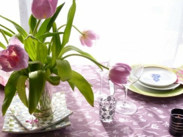 decoración mesa tulipanes púrpura