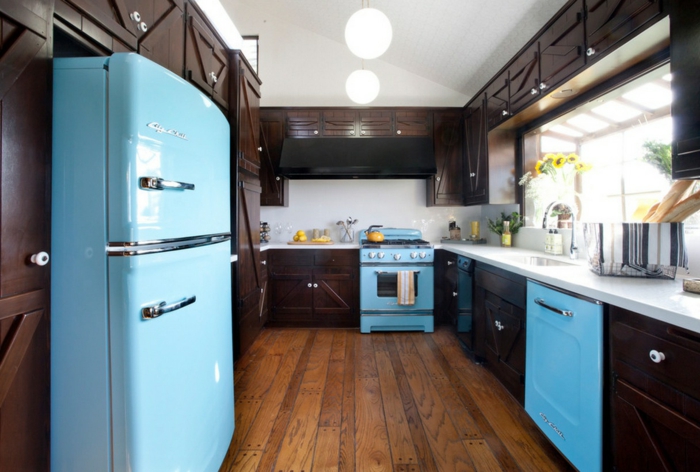 design køleskab retro model lyseblå træ gulv køkken design solsikker