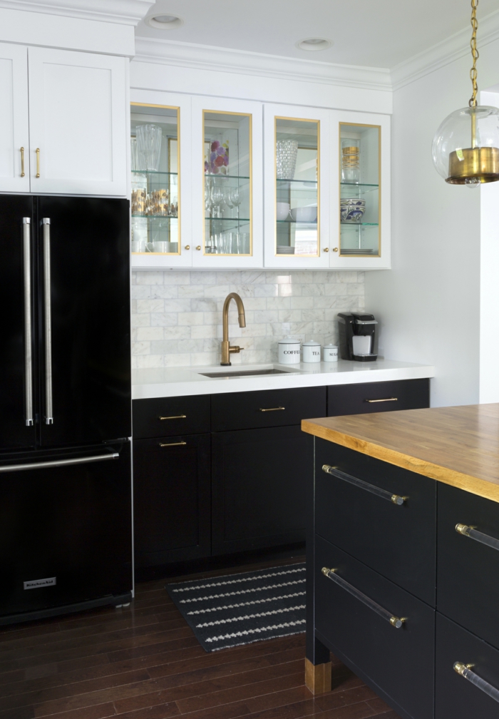 design køleskab sorte stilfulde sorte køkkenskabe