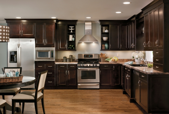 design køleskab sølvbrune køkkenskabe forsænket spiseplads