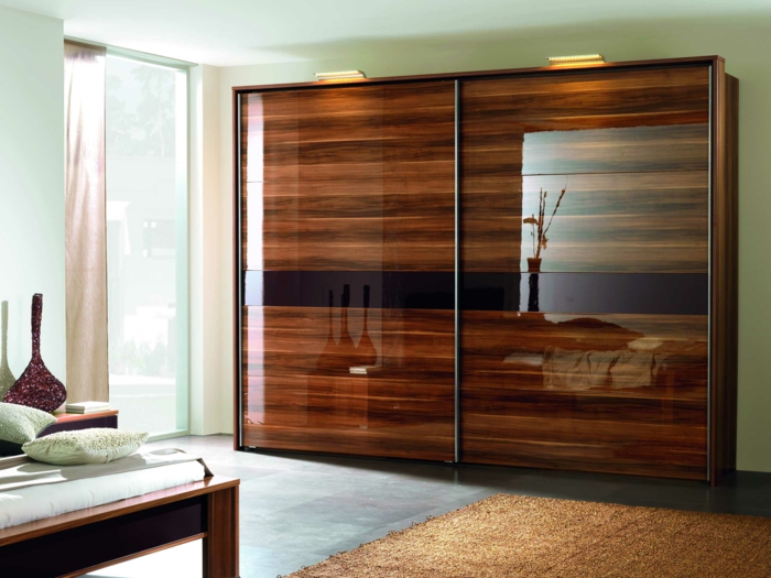 Σχεδιασμός ντουλάπα μπροστά συρόμενες πόρτες υφής ξύλου