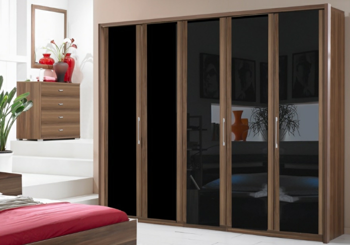 design garderobe tre svarte dører speil overflate stue soverom