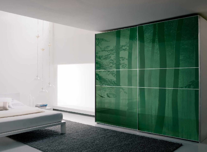 Σχεδιασμός ντουλάπας ζουν ιδέες υπνοδωμάτιο πράσινο μπροστά γκρι χαλί δρομέας