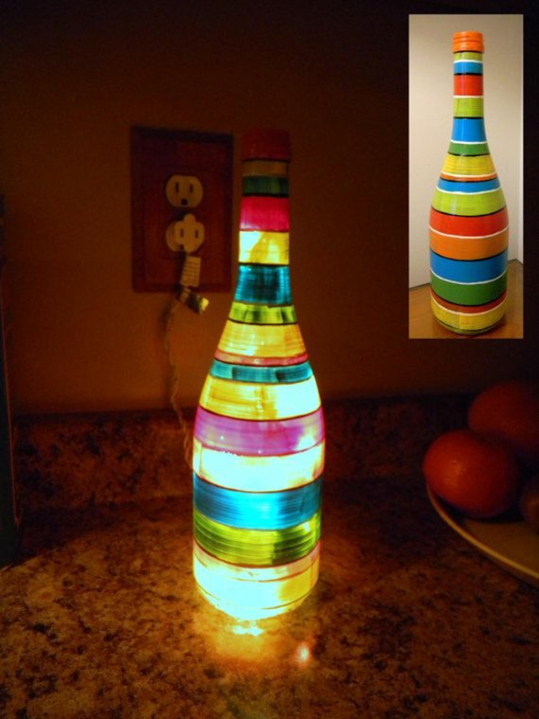 Φωτιζόμενη λάμπα επιτραπέζια DIY από πολύχρωμη διακόσμηση μπουκαλιών κρασιού