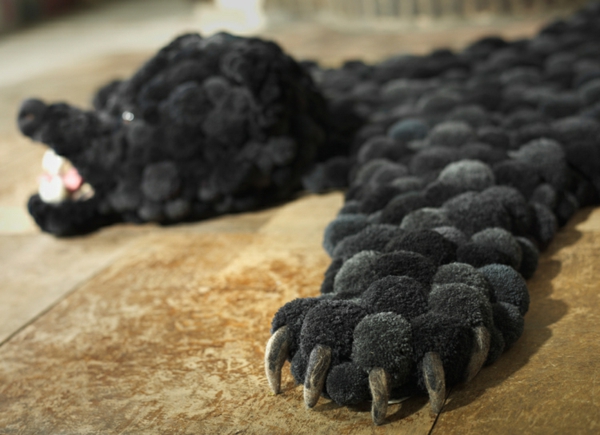 дизайнерски килими MYK Bearskin черни черги и рогозки