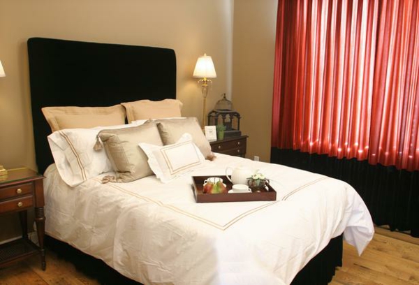 feng shui κρεβατοκάμαρα κρεβάτι κόκκινες μαύρες κουρτίνες
