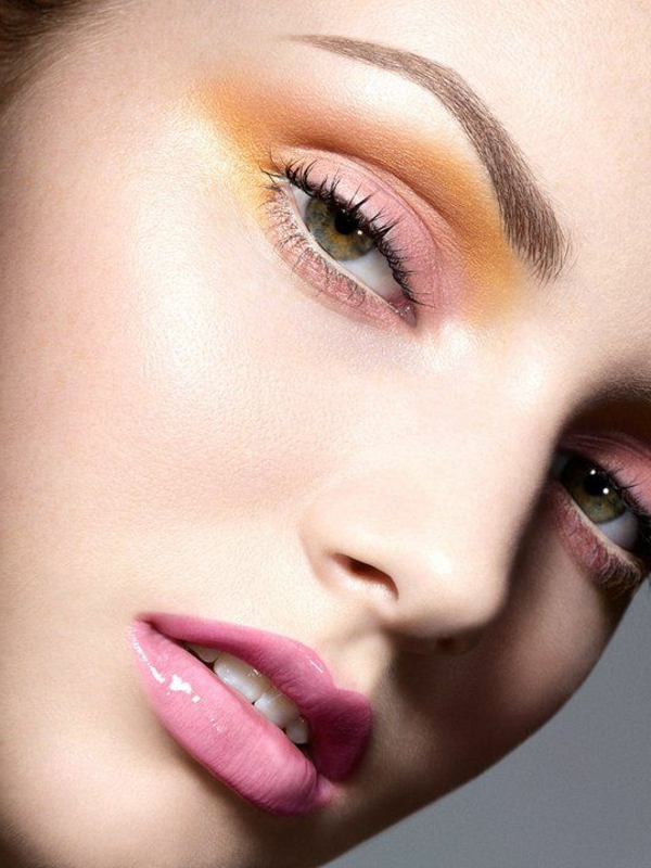 subtiele oog make-up frisse oogschaduw roze lippen