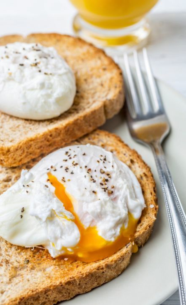 饮食计划吃健康的吃鸡蛋面包早餐