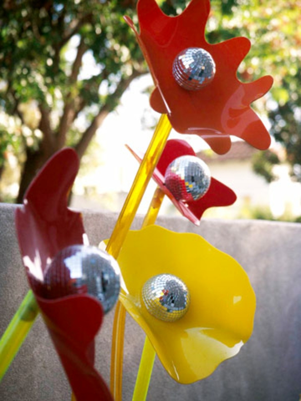 discoballen glanzend tuindecoratie idee geel rood accent tuinkunst