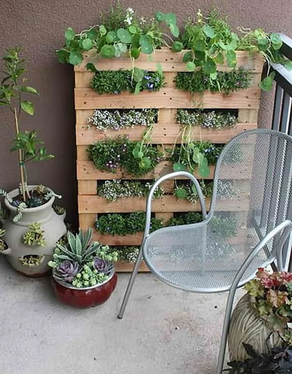 DIY-tuinmeubilair van pallets verticale tuin wordt gemaakt die