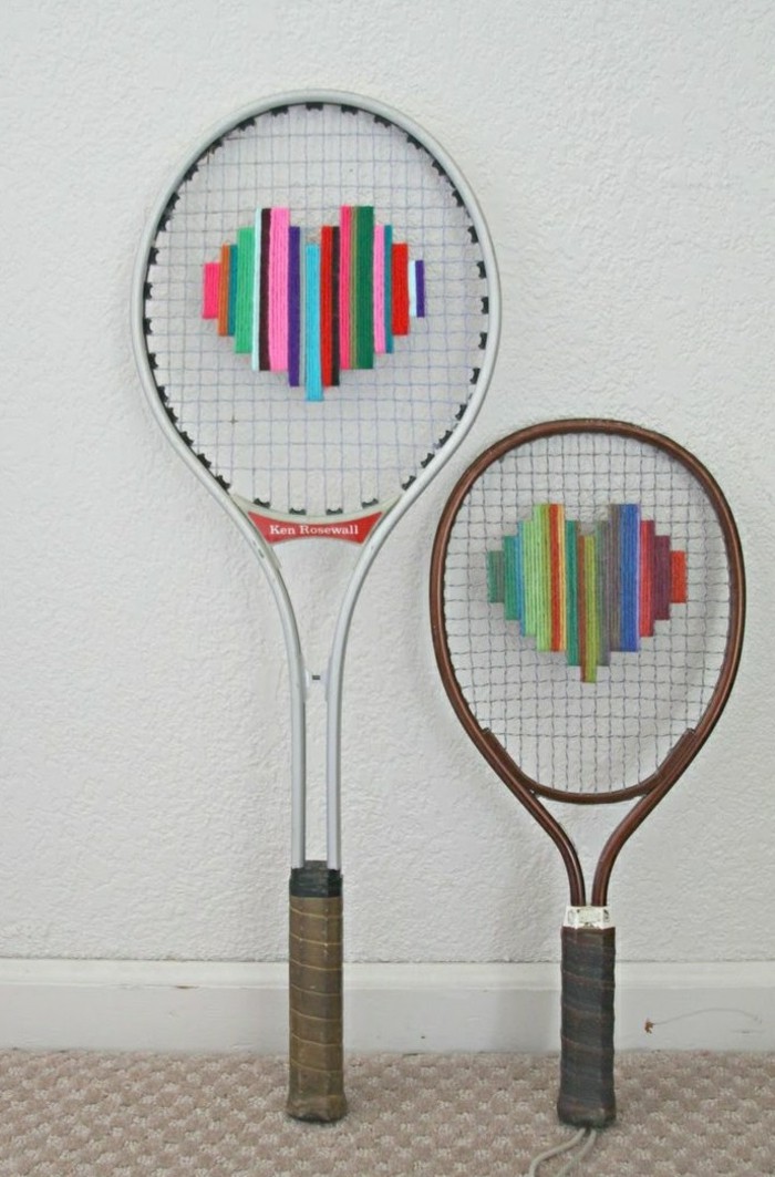 diy dekorace starých tenisových raket šití barevných srdcí