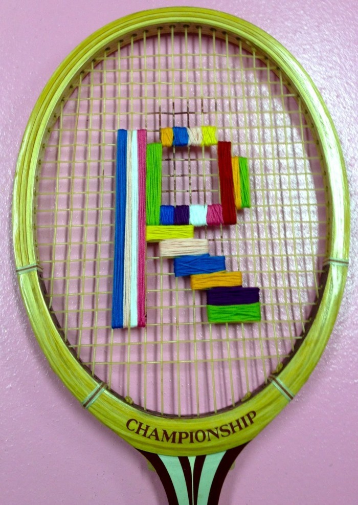 DIY dekorasjon fra tennisrackete bruker fargetråd