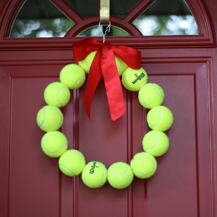 diy dekoration til indgangen med tennisbolde
