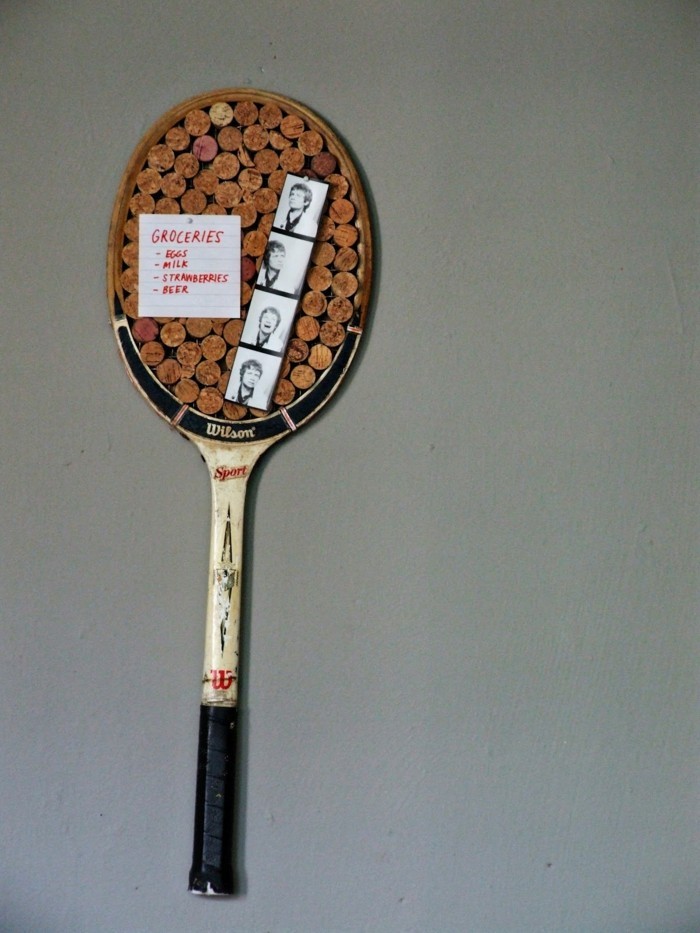 Z tenisové rakety udělejte corkboard z diy deco