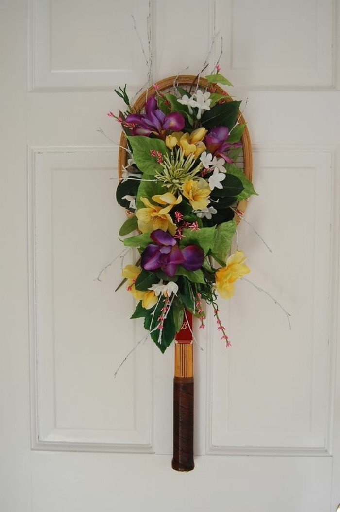 bricolage décorer une raquette de tennis avec des fleurs