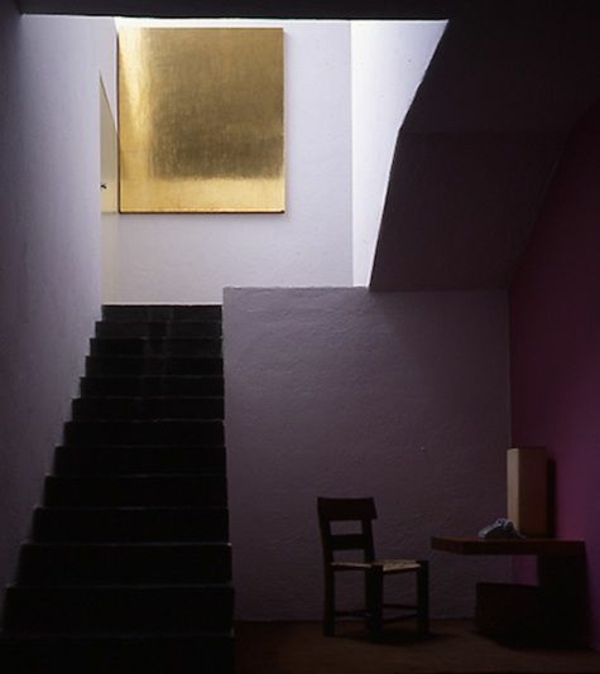 дий декорации за коридора златна картина лилави стени
