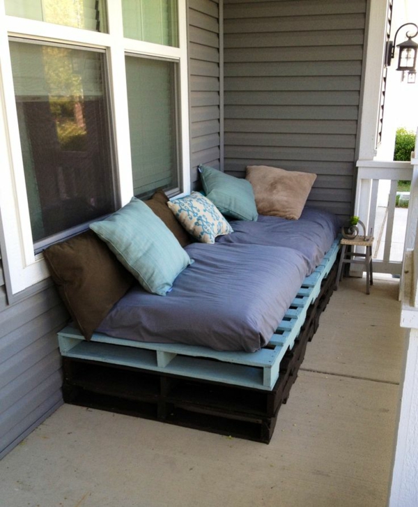 DIY sodo baldai, sofos iš paletės spalvos
