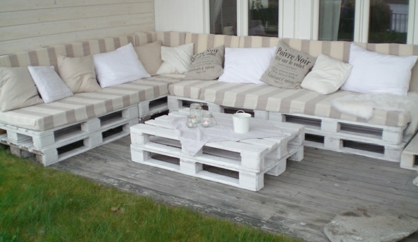 DIY sodo baldai stilingi sofos, pagamintos iš padėklų