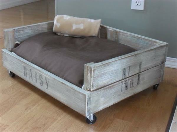 træhunde senge lavet af europallets grå puder