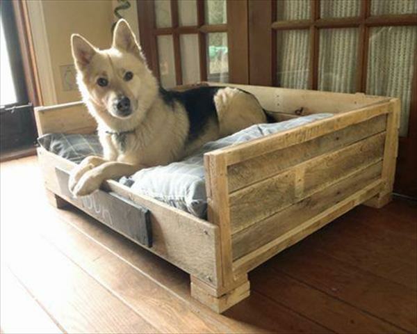Легла за кучета от дървени европалети от дърво