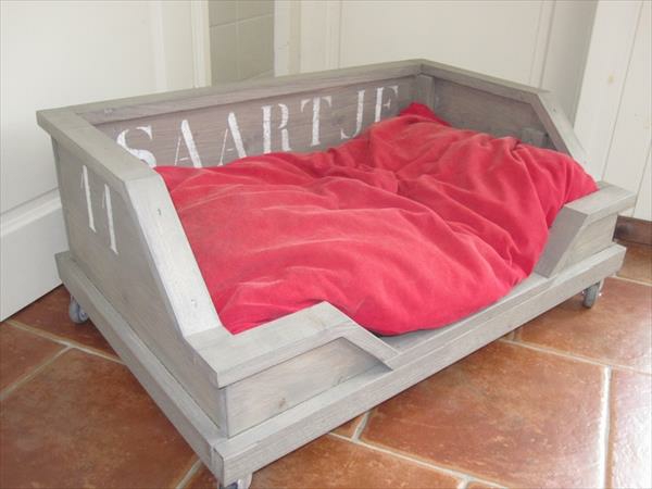 diy træhund senge lavet af europallets rosa sengetøj