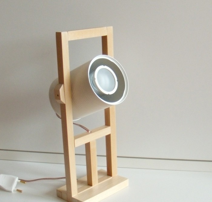 מנורת DIY יכול לעשות שימוש חוזר בעץ