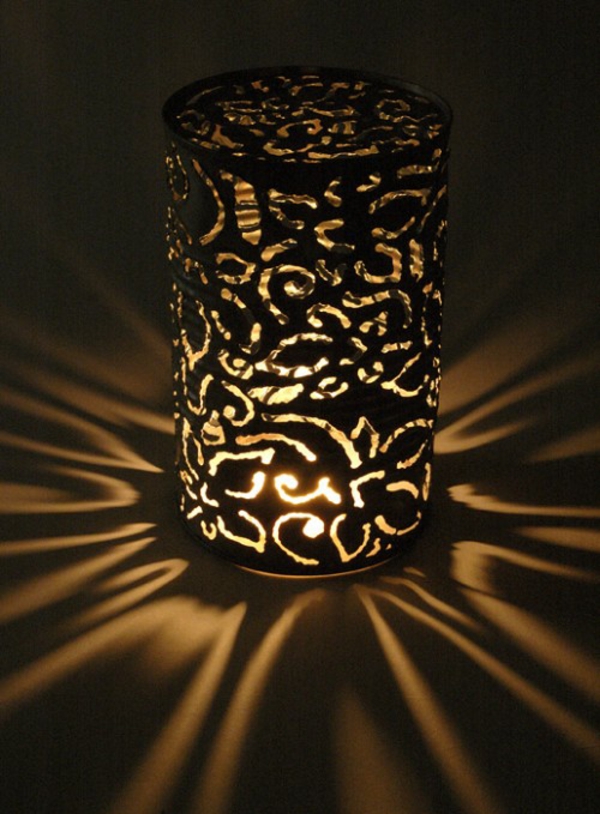 灯笼台灯从罐头的DIY灯在晚上