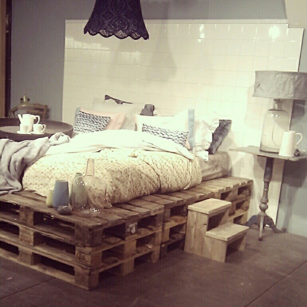 κρεβάτι επίπλων από ξύλινες παλέτες μικρού μεγέθους ξύλινη σκάλα με κρεμαστό κόσμημα