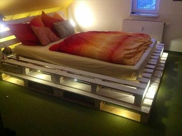 DIY κρεβάτι επίπλων από φωτισμό παλετών