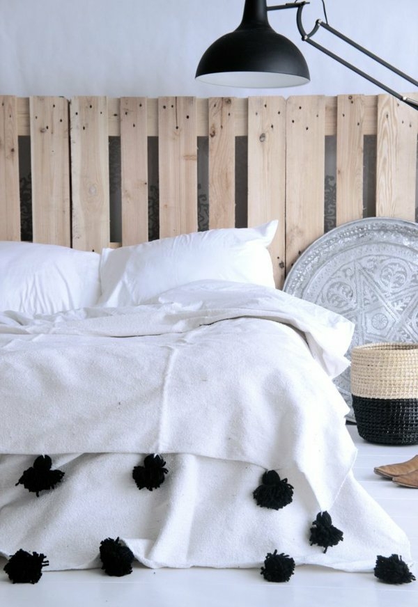 tête de lit d'europalets de meubles de bricolage font le lit vous-même
