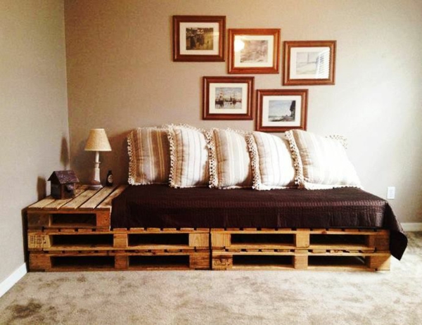 sofá de los muebles diy hecho de la tabla incorporada de las paletas