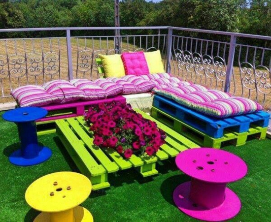 DIY έργο πολύχρωμο έπιπλα κήπου από παλέτες για να κάνετε τον εαυτό σας τραπεζάκι καναπέ τραπέζι