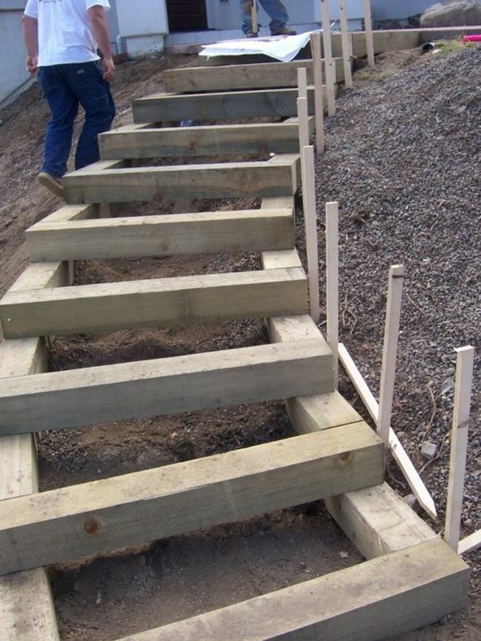 Дий проект градинско стълбище се изграждат от дървени греди и камъчета