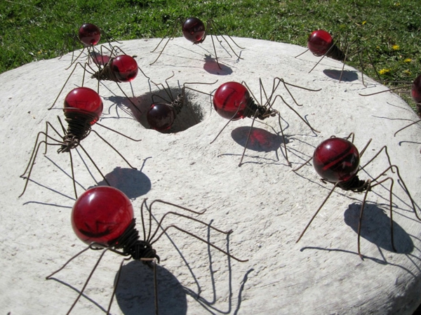 vanhat lamput käsiteideat puutarhassa punaiset hämähäkit