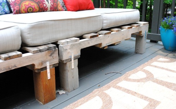 sofá diy hecho de paletas construye su propio diseño de terraza de balcón