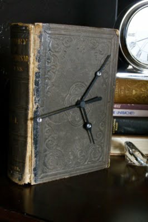 Diy kelloja vanhasta paksuisesta kirjasta