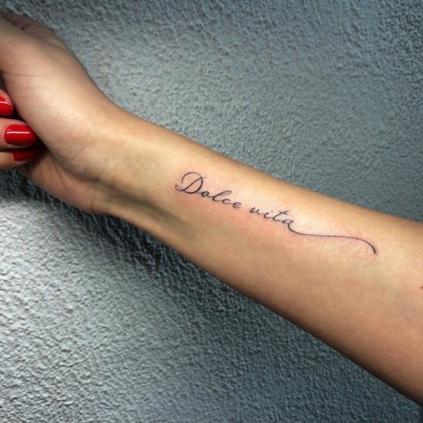 dolce vita τατουάζ γραφής ιδέα χέρι βραχίονα