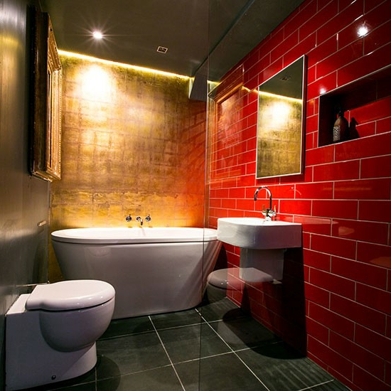 دراماتيكي داكن ambiente حوض الاستحمام حمام الحديثة الجدار الأحمر الحديث الحمام